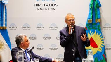 Valenzuela llevó al Congreso su propuesta para reducir las tasas municipales