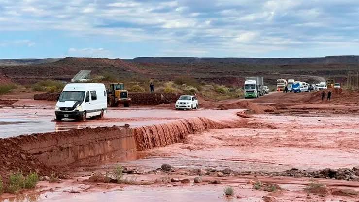 Inundaciones en Vaca Muerta: rutas cortadas, operaciones afectadas y pueblos aislados